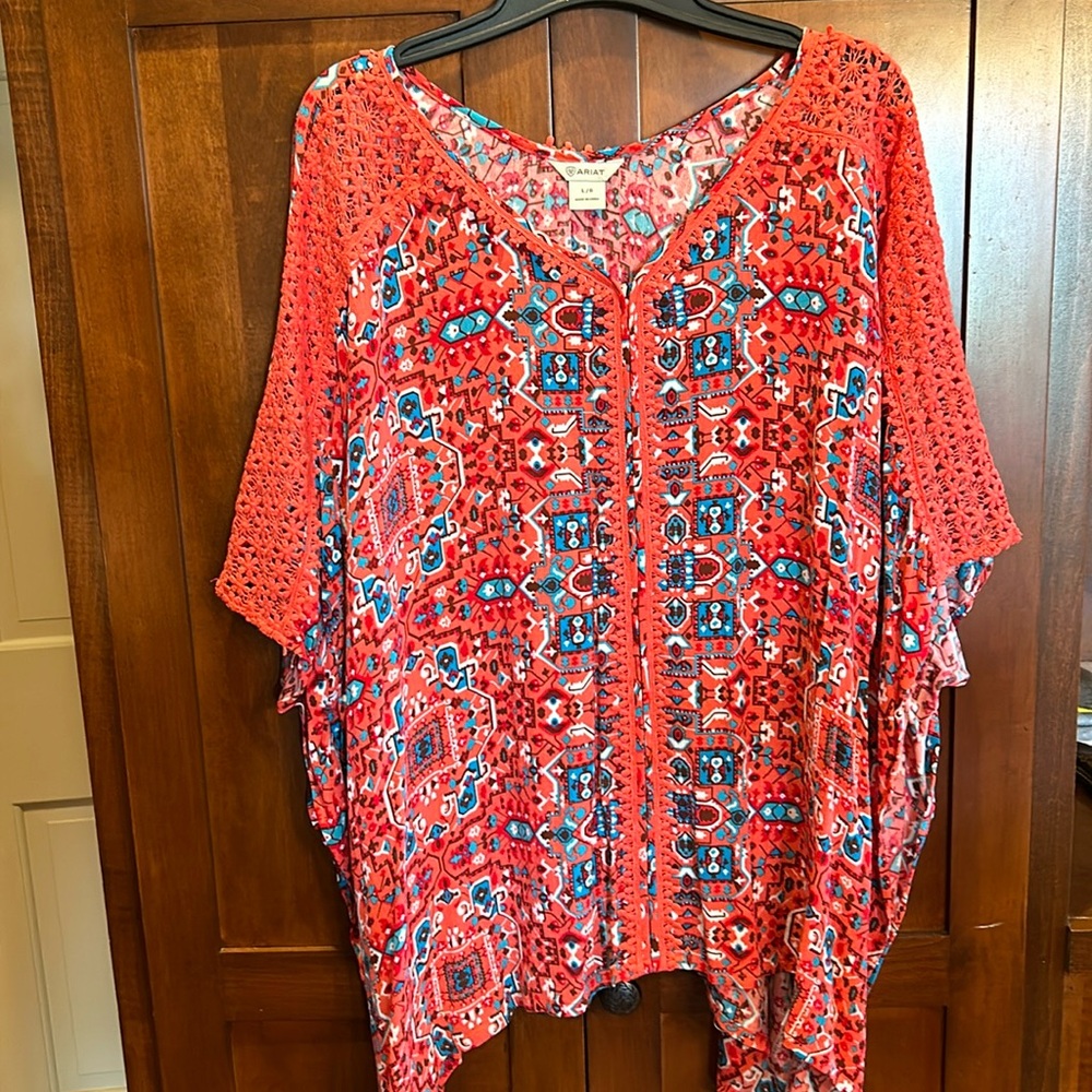 Beautifully flowing tunic from Ariat. Size large.